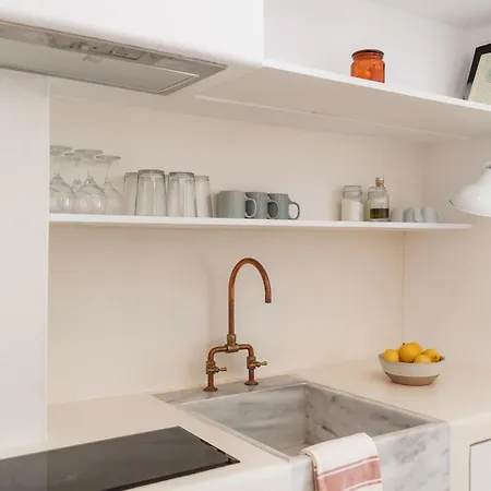 Aniko White Alley Apartmanhotel 4*