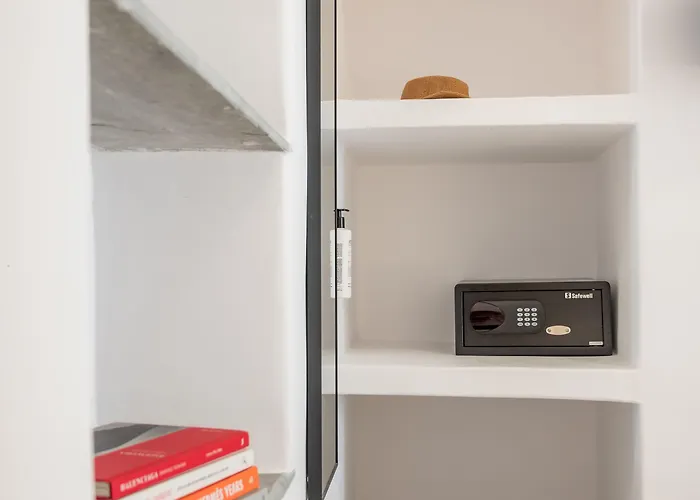 Aníko White Alley Mykonos Town